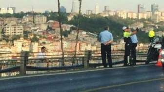 Polisi Ini "Selfie" di Belakang Lelaki yang Ingin Bunuh Diri