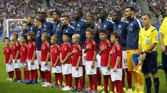 Para pemain Prancis sebelum menghadapi Spanyol di Stade de France stadium. (REUTERS/Benoit Tessier)