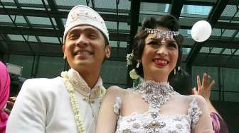 Adi Nugroho dan Donita Bulan Madu ke Mekkah