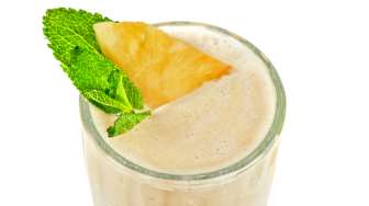 Menyeruput "Pineapple Coconut Smoothie," Hmm ... Suegerr Lho!