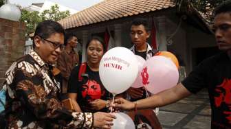 Komite Aksi Solidaritas untuk Munir (KASUM) melakukan aksi simpatik di depan rumah Transisi Jokowi-JK Jakarta, Senin (8/9). [suara.com/Kurniawan Mas'ud]