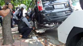 Ditinggal Pemilik di Tepi Jalan, Mobil Avanza Hitam Diderek Petugas