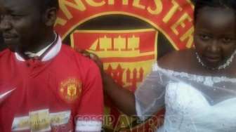 Pengantin Kenakan Jersey MU di Pesta Pernikahan