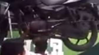 Video: Ini Dia Samson India, Angkat Motor Pakai Kepala
