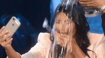 Kim Kardashian Selfie Sambil Lakukan Ice Bucket Challenge