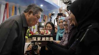 Foto: SBY Dapat Kue dari Jurnalis