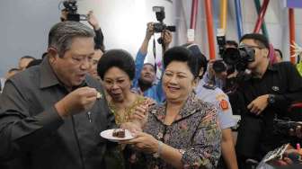SBY tiba-tiba mendapat kejutan, kue ulang tahun ke-65 dari para jurnalis yang biasa bertugas di Istana, disela acara peresmian Rumah Sakit Ibu dan Anak di RSCM Jakarta, Selasa (9/9). [Rumgapres/Abror] 