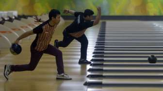 Atlet pelatnas bowling putra/putri berlatih di Ancol, Jakarta, Selasa (9/9). Indonesia menargetkan perolehan medali di cabang bowling pada Asian Games ke-17 di Encheon, Korea. [Antara/Saptono]