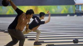 Atlet pelatnas bowling putra/putri berlatih di Ancol, Jakarta, Selasa (9/9). Indonesia menargetkan perolehan medali di cabang bowling pada Asian Games ke-17 di Encheon, Korea. [Antara/Saptono]