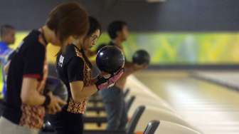 Atlet pelatnas bowling putra/putri berlatih di Ancol, Jakarta, Selasa (9/9). Indonesia menargetkan perolehan medali di cabang bowling pada Asian Games ke-17 di Encheon, Korea. [Antara/Saptono]