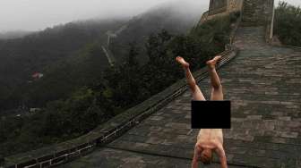 Tanpa Pakaian, Orang Ini "Handstand" di Berbagai Tempat Ikonik Dunia