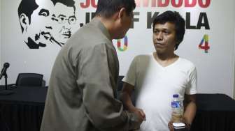 Adian Napitupulu (kanan) dan Kolonel Inf. Edmil N. perwakilan dari Paspampres saat konfrensi pers perihal pengusiran Adian, di Jalan Cemara No19 ,Menteng, Jakarta Pusat, Selasa (9/9). [suara.com/Rengga Satria]