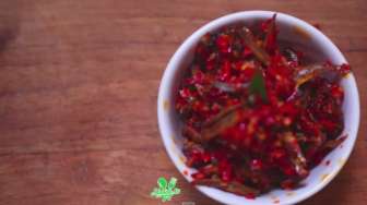 Video: Resep Membuat Sambal Teri Balado