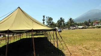 Tenda pengungsian di Lapangan Desa Tuwel, Kabupaten Tegal, Jateng, Kamis (11/9). TNI, PMI dan BPBD mulai memasang tenda didua titik kaki Gunung Slamet. [Antara/Oky Lukmansyah]