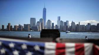 Warga Amerika Serikat  memperingati 13 tahun tragedi 11 September, di Exchange Place, New Jersey, Rabu (10/9). [Reuters/Eduardo Munoz] 