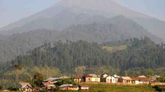 Suasana pemukiman yang berada di radius 10 kilometer dari Gunung Slamet di Desa Guci, Kabupaten Tegal, Jateng, Kamis (11/9). [Antara/Oky Lukmansyah]