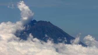 Kebakaran Gunung Slamet Padam, Hanya Sisakan Kepulan Asap