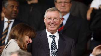 Eks Manajer MU Sir Alex Ferguson tersenyum menyaksikan kemenangan pertama MU musim ini [Reuters/Andrew Yates]