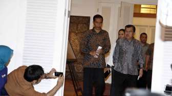 Presiden dan Wakil Presiden terpilih Joko Widodo-Jusuf Kalla secara resmi mengumumkan postur kabinet yang telah disusun di rumah transisi Jakarta, Senin (15/9). [suara.com/Kurniawan Mas'ud]