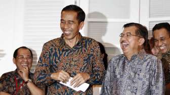 Presiden dan Wakil Presiden terpilih Joko Widodo-Jusuf Kalla secara resmi mengumumkan postur kabinet yang telah disusun di rumah transisi Jakarta, Senin (15/9). [suara.com/Kurniawan Mas'ud]