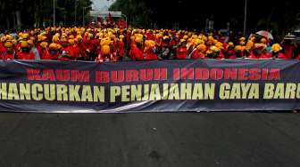 Ribuan buruh yang tergabung dalam Konfederasi Aliansi Serikat Buruh Indonesia (KASBI) geruduk Istana, di Jakarta, Senin (15/9). [suara.com/Rengga Satria]