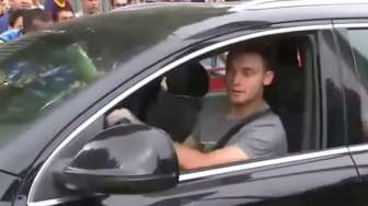 Video: Dibantu Fans Barcelona, Vermaelen Tak Jadi Tabrak Pagar