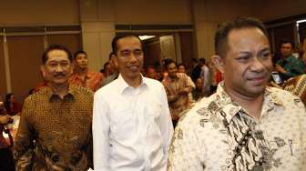 Presiden terpilih Joko Widodo menerima penghargaan sebagai Pembina BUMD dalam acara BUMD dan CEO Award 2014, di Graha CIMB, Jakarta, Selasa (16/9). [suara.com/Kurniawan Mas'ud]