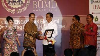 Presiden terpilih Joko Widodo menerima penghargaan sebagai Pembina BUMD dalam acara BUMD dan CEO Award 2014, di Graha CIMB, Jakarta, Selasa (16/9). [suara.com/Kurniawan Mas'ud]