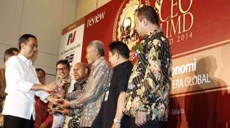 Presiden terpilih Joko Widodo menerima penghargaan sebagai Pembina BUMD dalam acara BUMD dan CEO Award 2014, di Graha CIMB, Jakarta, Selasa (16/9). [suara.com/Kurniawan Mas'ud]