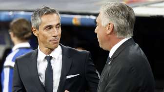 Pelatih Basel Paulo Sousa berbincang dengan Carlo Ancelotti sebelum pertandingan di mulai [Reuters/Sergio Perez]