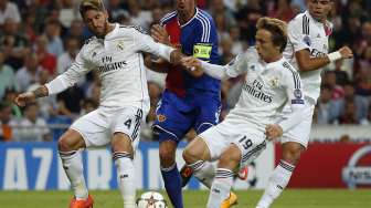 Pemain Basel Streller mencoba merebut bola dari pemain Madrid [Reuters/Sergio Perez]