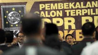Ketum PKB Muhaimin Iskandar (kanan) dan Sekjen Hanif Dhakiri (kiri) menyanyikan mars partai saat pembukaan pembekalan calon anggota DPR RI dari PKB di Jakarta, Rabu (17/9). [Antara/Prasetyo 