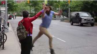 Video: Ini Dia Orang Paling Bahagia di New York, Semua Orang Diajaknya Tos