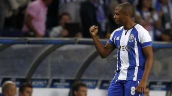 Pemain Porto Yasine Brahimi merayakan gol ke gawang BATE Borisov di Dragao Stadium, Kamis (18/9). [Reuters/Rafael Marchante]