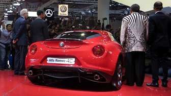 Peluncuran Alfa Romeo 4C di Indonesia Internasional Motor Show (IIMS) 2014 di JIExpo, Kemayoran, Jakarta, Kamis (18/9). [suara.com/Bernard Chaniago]