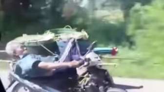 Lihat Cara Orang Ini Berkendara dengan Banyak Sampah di Motornya