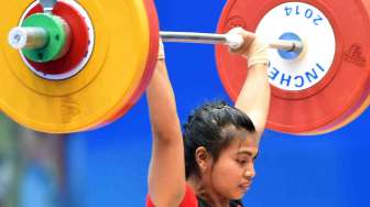 Atlet angkat besi putri Indonesia Sri Wahyuni Agustiani melakukan clean&Jerk pada angkat besi 48 kg Asian Games 2014 di Moonlight Garden Venue, Inchoen, Korsel, Sabtu (20/9). [Antara/Saptono]