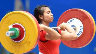 Atlet angkat besi putri Indonesia Sri Wahyuni Agustiani melakukan clean&Jerk pada angkat besi 48 kg Asian Games 2014 di Moonlight Garden Venue, Inchoen, Korsel, Sabtu (20/9). [Antara/Saptono]