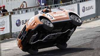 Penerima The Guiness World Record Russ Swift memukau para pengunjung dalam \"Russ Swift Stunt Show\" di IIMS 2014, JIEXpo Kemayoran Jakarta, Sabtu (20/9). [suara.com/Kurniawan Mas'ud]