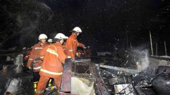 Petugas pemadam kebakaran berusaha memadamkan api yang membakar dua ruangan di lantai dasar gedung Kementerian Energi dan Sumber Daya Mineral (ESDM) di Jalan MH Thamrin, Jakarta, Jumat (19/9) malam. [Antara/Andika Wahyu]