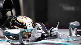 Pebalap asal Inggris Lewis Hamilton berhasil finis pertama di Grand Prix Formua 1 di Singapura, Minggu (21/9). [Reuters/Xavier Galiana] 