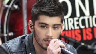 Perempuan Pingsan saat Disentuh Zayn Malik