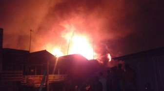 Lima Jam, Kebakaran Gudang Kayu Cilincing Belum Bisa Dipadamkan