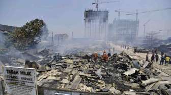 Petugas pemadam kebakaran memadamkan api yang membakar sejumlah rumah warga di kawasan Cipinang Besar Utara, Jatinegara, Jakarta Timur, Rabu (24/9). [Antara/Widodo S. Jusuf]