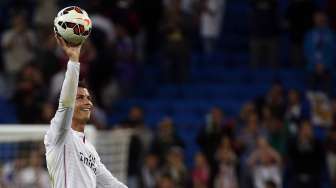 Borong 4 Gol, Ronaldo Persembahkan Bola Pertandingan untuk Ronaldo Jr