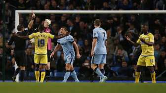 Pemain Sheffield Kamil Zayatte (kanan) diganjar kartu merah oleh wasit [Reuters/Andrew Yates]