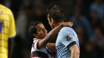 Seorang fans masuk ke dalam lapangan dan memeluk Frank Lampard (kanan) [Reuters/Andrew Yates]