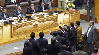 Rapat Paripurna pengambilan keputusan penetapan RUU Pilkada berlangsung ricuh di ruang sidang Nusantara II DPR RI Jakarta, Jumat (26/9) dinihari. [suara.com/Kurniawan Mas'ud]