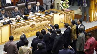 Rapat Paripurna pengambilan keputusan penetapan RUU Pilkada berlangsung ricuh di ruang sidang Nusantara II DPR RI Jakarta, Jumat (26/9) dinihari. [suara.com/Kurniawan Mas'ud]