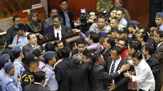 Rapat Paripurna pengambilan keputusan penetapan RUU Pilkada berlangsung ricuh di ruang sidang Nusantara II DPR RI Jakarta, Jumat (26/9) dinihari. [suara.com/Kurniawan Mas'ud]